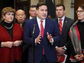 Le ministre de la Sécurité publique Marco Mendicino s'adresse aux journalistes dans le foyer de la Chambre des communes sur la Colline du Parlement à Ottawa le mercredi 14 décembre 2022 au sujet du projet de loi C-21.