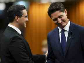 Le premier ministre Justin Trudeau et le chef conservateur Pierre Poilievre se saluent alors qu'ils se réunissent à la Chambre des communes sur la Colline du Parlement pour rendre hommage à la reine Elizabeth à Ottawa le jeudi 15 septembre 2022.