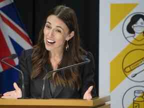 Le Premier ministre néo-zélandais Jacinda Ardern prend la parole lors d'une conférence de presse post-Cabinet au Parlement à Wellington, le 22 novembre 2021.