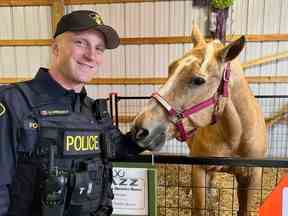 Haldimand OPP a publié cette photo sur les réseaux sociaux du const.  Grzegorz (Greg) Pierzchala à la Foire de Calédonie en octobre.  Pierzchala, 28 ans, a été tué dans l'exercice de ses fonctions mardi près de Hagersville.  (Photo OPP/Twitter)