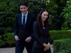 Le premier ministre Justin Trudeau et la première ministre néo-zélandaise Jacinda Ardern photographiés ensemble en 2019.