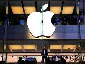 Clients du magasin Apple Inc. dans le centre de Sydney, Australie.