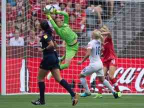 Canada keeper Erin McLeod fait une sauvegarde en face de l'Angleterre Katie Chapman (16) au cours de la deuxième moitié de la Coupe du Monde féminine de la FIFA soccer action quart de finale à Vancouver, C.-B., le samedi 27 juin 2015.