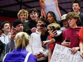 Olivia Dunne de LSU prend des photos avec des fans après une rencontre PAC-12 contre Utah au Jon M. Huntsman Center le 6 janvier 2023 à Salt Lake City, Utah.  (Alex Goodlett/Getty Images)