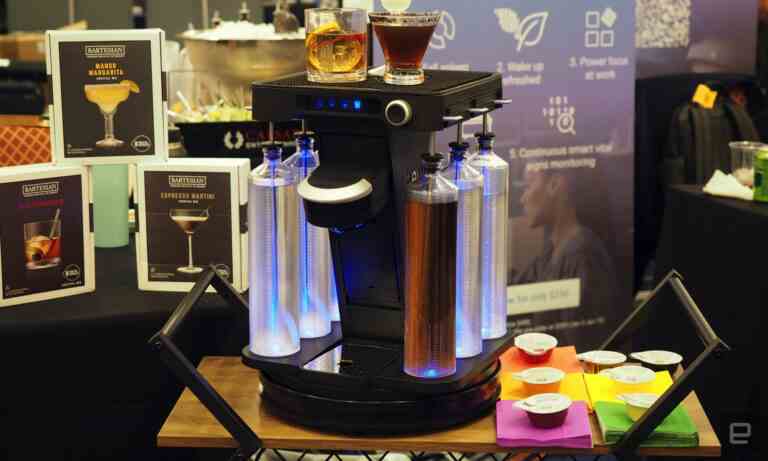 La machine à cocktails sans fil Black + Decker est une Bartesian à piles