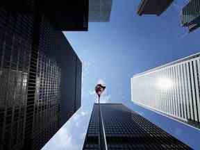 Le quartier financier de Bay Street est représenté avec le drapeau canadien à Toronto le vendredi 5 août 2022.