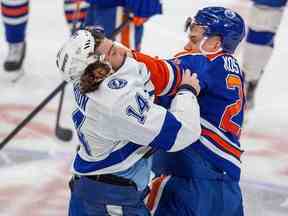 Les Oilers d'Edmonton Klim Kostin (21 ans) se battent avec Tampa Bay Lightning Pat Maroon (14 ans) lors de la deuxième période de la LNH le jeudi 19 janvier 2023 à Edmonton.  Greg Southam-Postmedia