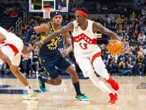 L'attaquant des Raptors Pascal Siakam (à droite) dribble contre le garde des Indiana Pacers Buddy Hield lundi soir au Gainbridge Fieldhouse.  C'était une autre défaite pour Toronto.