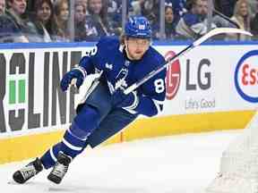 L'attaquant des Maple Leafs de Toronto William Nylander poursuit le jeu contre les Blues de St. Louis en première période au Scotiabank Arena.