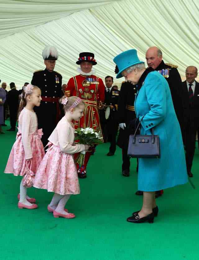 La reine visite la Tour de Londres