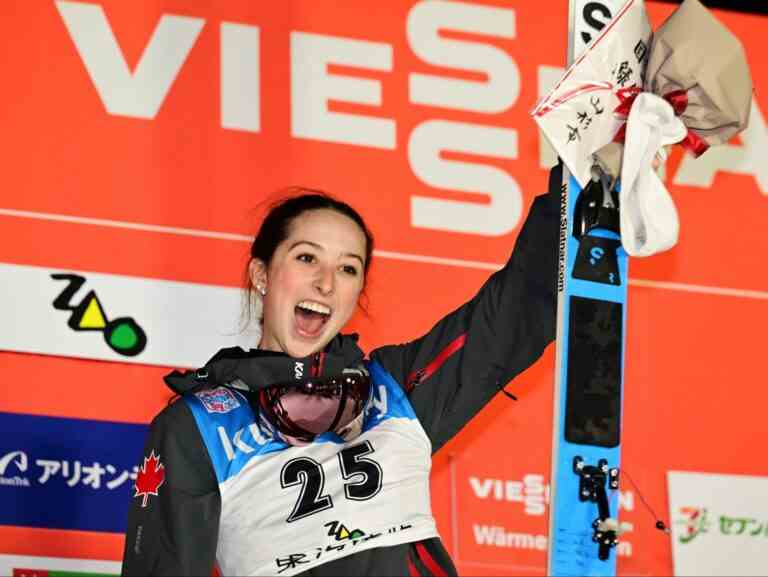 La sauteuse à ski de Calgary Alexandria Loutitt monte sur la plus haute marche du podium de la Coupe du monde