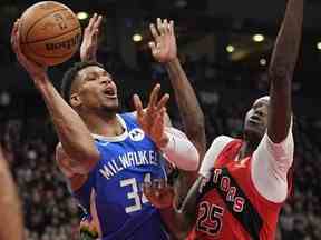 L'attaquant des Milwaukee Bucks Giannis Antetokounmpo tente de marquer alors que l'attaquant des Raptors Chris Boucher défend le filet à la Scotiabank Arena mercredi soir.  USA AUJOURD'HUI Sports