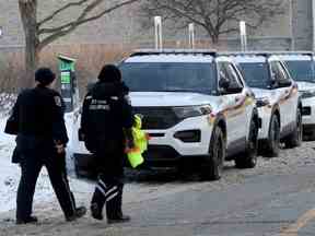 Dossier : Officiers des règlements municipaux d'Ottawa quittant l'hôtel de ville d'Ottawa pendant le 11e jour de l'occupation du convoi de protestation le 7 février 2022.