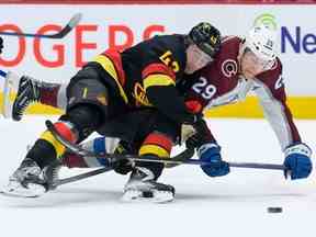 Quinn Hughes utilise la vitesse et le positionnement pour contrôler Nathan MacKinnon vendredi au Rogers Arena.