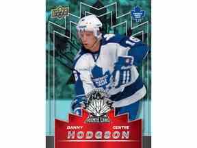 Danny Hodgson reçoit une photo de carte de hockey.  L'homme de 57 ans est l'un des huit anciens joueurs autochtones de la LNH qui font partie de la sortie des cartes First People Rookie d'Upper Deck le 13 janvier.