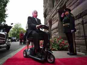 L'ancien lieutenant-gouverneur de l'Ontario David Onley est salué à son arrivée pour sa dernière journée complète de mandat à Queen's Park le lundi 22 septembre 2014.