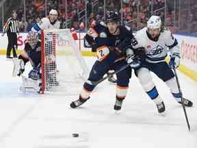 31 décembre 2022 ;  Edmonton, Alberta, CAN ;  Le défenseur des Oilers d'Edmonton Evan Bouchard (2) et le centre des Jets de Winnipeg Kevin Stenlud (28) s'affrontent devant le gardien des Oilers Jack Campbell (36) au cours de la deuxième période à Rogers Place.  Crédit obligatoire : Walter Tychnowicz-USA TODAY Sports