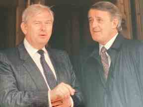 George Schwab, hôtelier pionnier et lieutenant en chef du fondateur de Four Seasons, Isadore Sharp, avec le premier ministre Brian Mulroney à l'hôtel Pierre à New York.