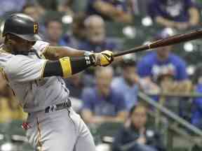 Andrew McCutchen des Pirates de Pittsburgh frappe son 200e circuit en carrière lors de la première manche d'un match de baseball contre les Brewers de Milwaukee, le mercredi 13 septembre 2017, à Milwaukee.