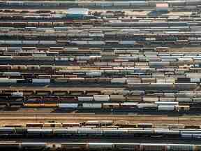 Des trains de marchandises et des pétroliers sont assis dans une gare de triage sur cette photographie aérienne prise au-dessus de Toronto.  La balance commerciale du Canada est devenue déficitaire en novembre, signe, selon les économistes, d'un affaiblissement de la demande.