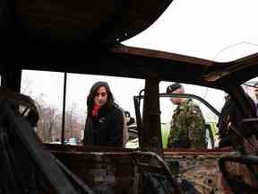 La ministre canadienne de la Défense, Anita Anand, visite une exposition d'équipements militaires russes détruits sur la place Saint-Michel, à Kyiv, en Ukraine, le 18 janvier 2023.