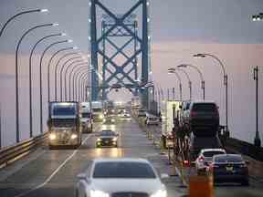 Un camion transportant de nouvelles voitures traverse le pont Ambassador à la frontière canado-américaine à Windsor, en Ontario.