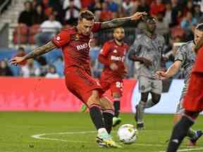 L'attaquant du Toronto FC Federico Bernardeschi lance le ballon contre le CF Montréal en seconde période au BMO Field.