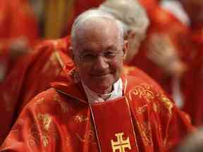 Le cardinal Marc Ouellet assiste à une messe à l'intérieur de la basilique Saint-Pierre, au Vatican, le 12 mars 2013.