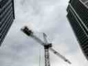 Une grue se dresse entre des immeubles en copropriété dans le quartier de Liberty Village à Toronto, Ontario, Canada le 13 juillet 2022. REUTERS/Carlos Osorio/File Photo