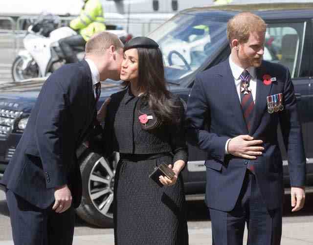 Photo du dossier datée du 25/04/18 du duc de Cambridge (à gauche) saluant Meghan Markle et le prince Harry à leur arrivée pour le service annuel de commémoration et d'action de grâces à l'abbaye de Westminster, Londres, pour commémorer l'Anzac Day. 