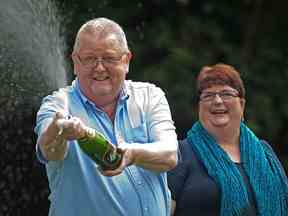 Colin Weir (L) et sa femme Chris posent pour des photos lors d'un photocall à Falkirk, en Écosse, le 15 juillet 2011.