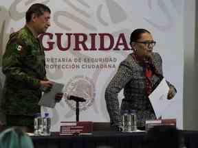 La secrétaire mexicaine à la Sécurité publique Rosa Icela Rodriguez, à droite, et le secrétaire mexicain à la Défense Luis Cresencio Sandoval partent après une conférence de presse annonçant l'arrestation d'Ovidio Guzman à Mexico, le 5 janvier 2023.