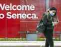 Un piéton portant un masque marche sur le campus du Seneca College à Toronto, le 5 mai 2021. Actuellement, le collège exige que tous les étudiants qui accèdent au campus soient entièrement vaccinés contre la COVID-19.