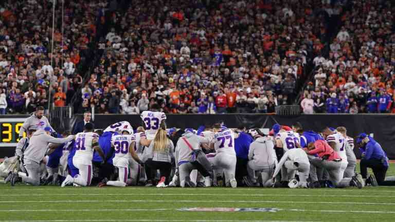 Le match de la NFL reporté après que le joueur des Buffalo Bills Damar Hamlin s'est effondré sur le terrain
