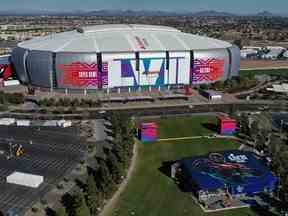 Une vue aérienne du State Farm Stadium le 28 janvier 2023 à Glendale, en Arizona.  Le State Farm Stadium accueillera le NFL Super Bowl LVII le 12 février.