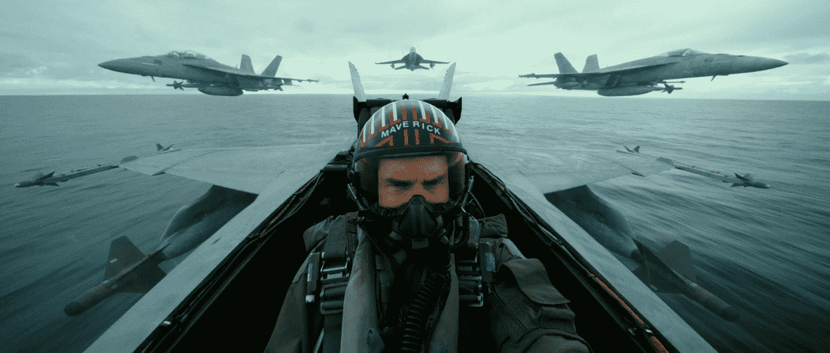 Tom Cruise dans le rôle de Maverick dans le cockpit d'un avion de chasse dans Top Gun : Maverick