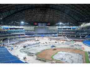 Construction et rénovations en cours au Rogers Centre ainsi que rendus d'artistes de ce à quoi le stade devrait ressembler une fois terminé.