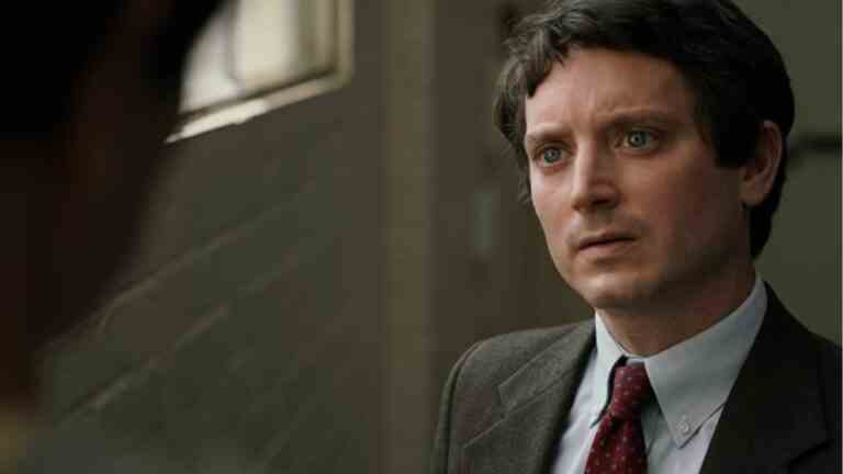 Le premier regard sur Elijah Wood dans la saison 2 des Yellowjackets le montre en train de faire équipe avec Christina Ricci