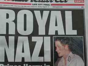 Le prince Harry est représenté sur la couverture du New York Post portant une tenue nazie en janvier 2005.