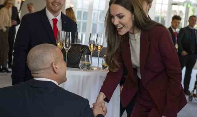 Le prince William rend visite à un organisme de bienfaisance pour les sans-abrisme alors que Kate rencontre une équipe triomphante de rugby en fauteuil roulant