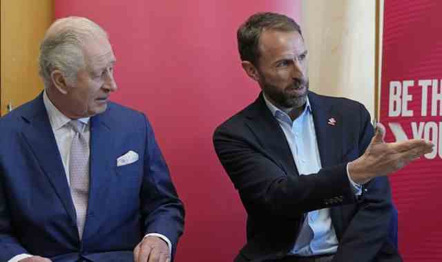 Le roi et la reine consort rencontrent Gareth Southgate et font des blagues dans la plus grande usine de corn flakes au monde