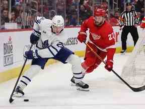 Pontus Holmberg des Maple Leafs de Toronto contrôle la rondelle devant Michael Rasmussen des Red Wings de Detroit lors de la troisième période au Little Caesars Arena le 12 janvier 2023 à Detroit, Michigan.