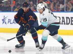 3 janvier 2023 ;  Edmonton, Alberta, CAN ;  L'attaquant des Oilers d'Edmonton Klim Kostin (21 ans) et l'attaquant du Seattle Kraken Jared McCann (19 ans) se battent pour la rondelle au cours de la première période à Rogers Place.  Crédit obligatoire : Perry Nelson - USA TODAY Sports