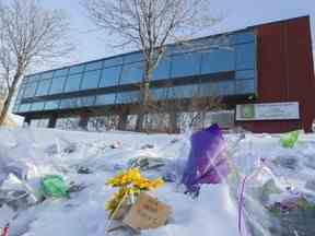 Des hommages floraux et autres ont été vus dans les environs du Centre culturel islamique de Québec à Québec en février 2017.