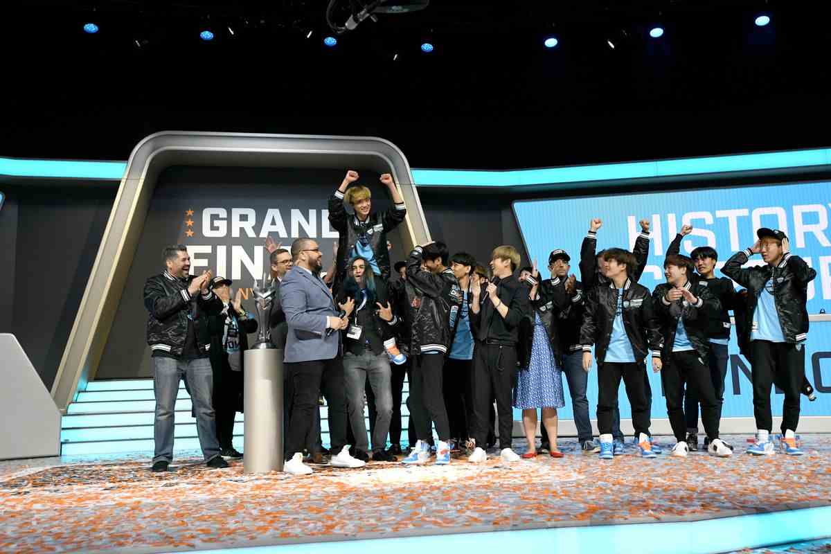 L'équipe London Spitfire Overwatch League célèbre sur scène après avoir remporté la grande finale de l'Overwatch League au Barclays Center le 28 juillet 2018 à New York.