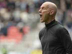 L'entraîneur-chef du Toronto FC, Bob Bradley, réagit au cours de la seconde moitié contre les Whitecaps de Vancouver au BC Place.