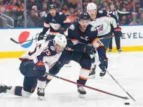 Connor McDavid (97 ans) des Oilers d'Edmonton, patine loin de Tim Berni (75 ans) des Blue Jackets de Columbus à Rogers Place à Edmonton le 25 janvier 2023. Photo de Shaughn Butts-Postmedia