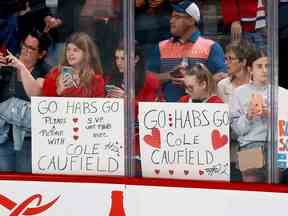 Les fans des Canadiens brandissent des pancartes contre la vitre lors de l'échauffement d'avant-match jeudi soir au FLA Live Arena de Sunrise, en Floride. Les Canadiens ont perdu le match 7-2 contre les Panthers de la Floride.