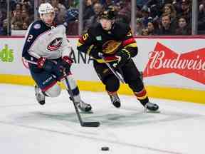 Le défenseur des Blue Jackets de Columbus Andrew Peeke et l'attaquant des Canucks de Vancouver Ilya Mikheyev au Rogers Arena le 27 janvier 2023. Mikheyev a d'abord été mis à l'écart et les craintes initiales étaient qu'il s'agissait d'une blessure grave qui le retiendrait pendant un certain temps, mais Mikheyev a décidé qu'il voulait pour jouer sur et avec l'aide du personnel médical des Canucks, il a pu récupérer assez bien pour jouer 45 matchs cette saison.