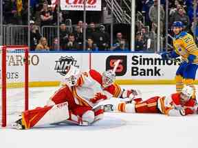 Le gardien des Flames de Calgary, Jacob Markstrom, cède le but vainqueur au centre des Blues de St. Louis, Robert Thomas (pas sur la photo) en prolongation au Enterprise Center de St. Louis, le mardi 10 janvier 2023.